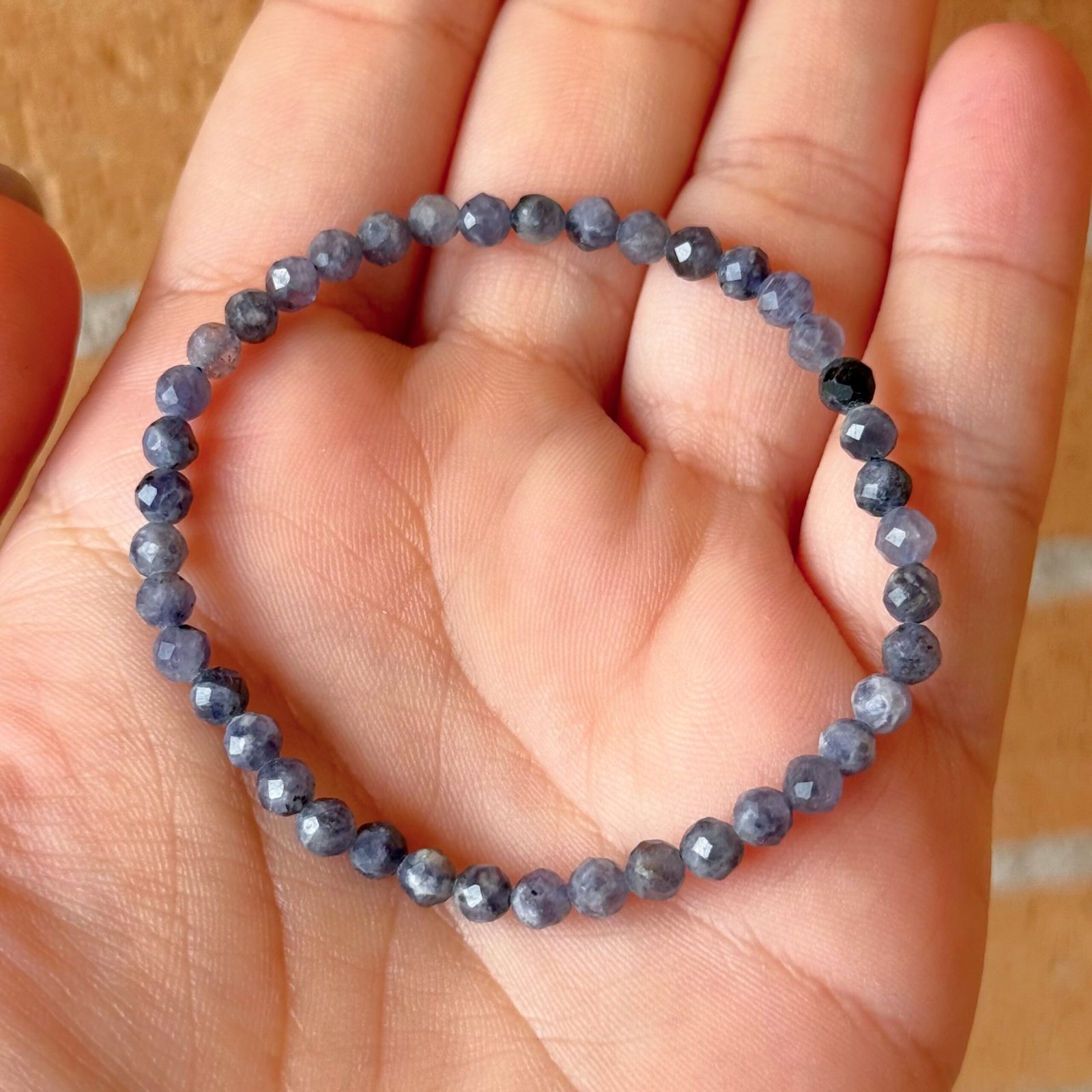 Pulsera facetada de iolita