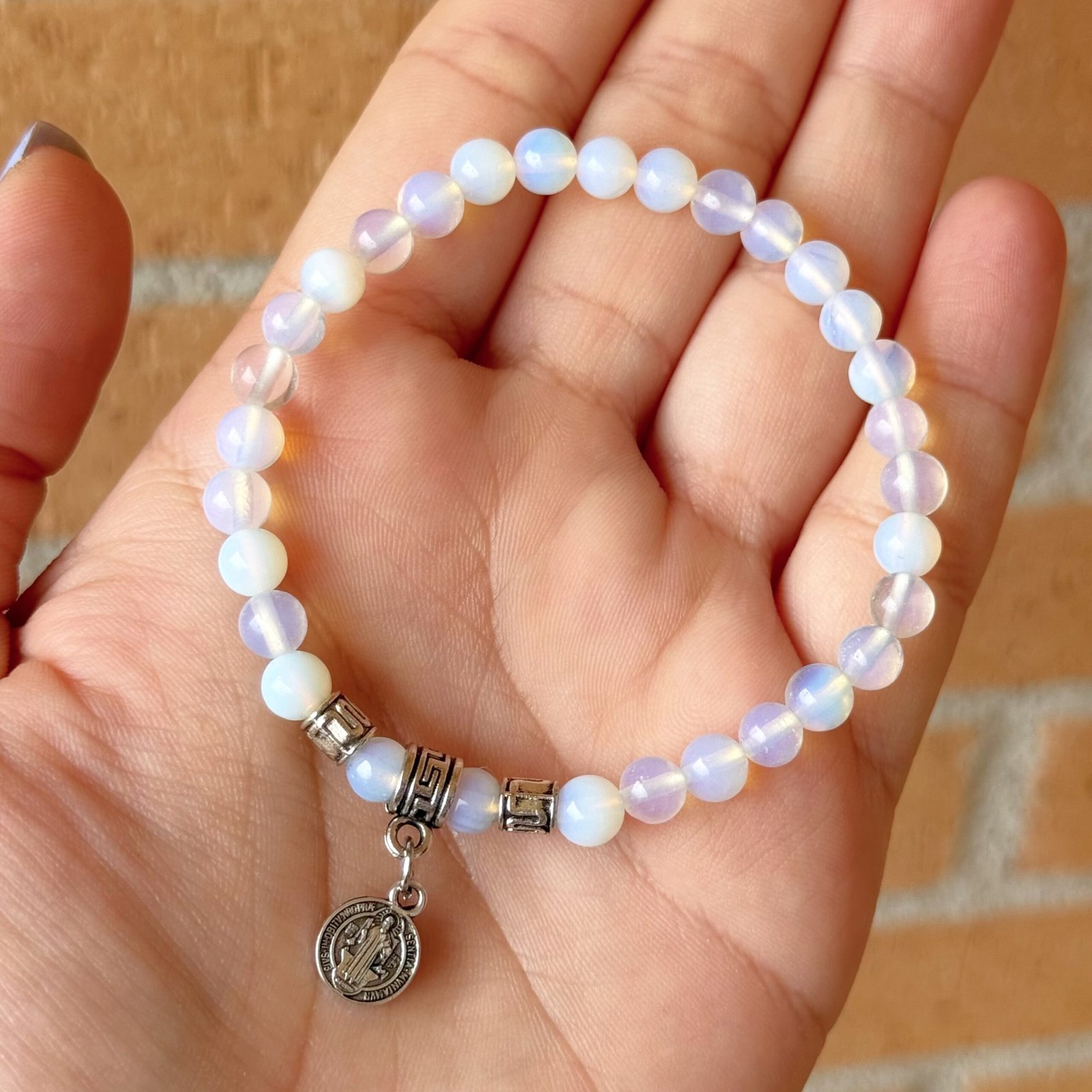 Pulsera bolas opalina con medalla San Benito