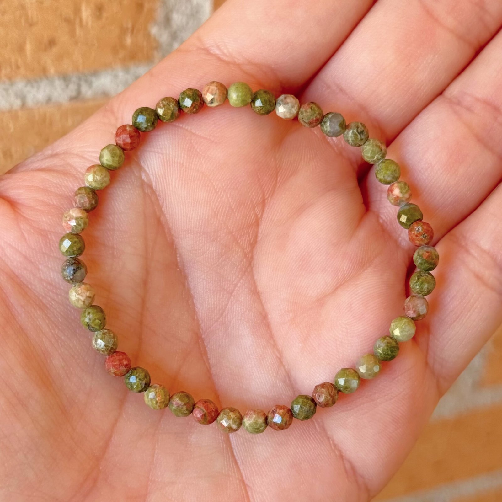 Pulsera facetada de unakita