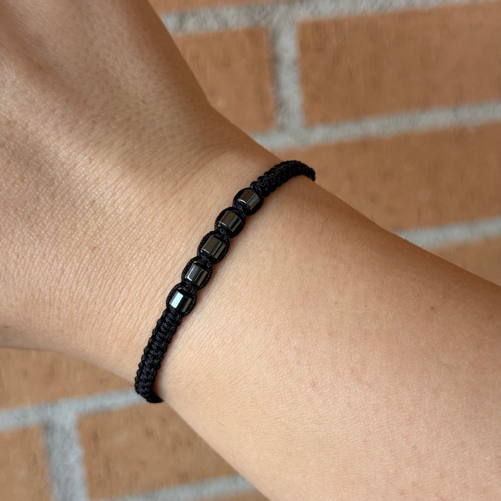 Pulsera artesanal Macramé y Hematite